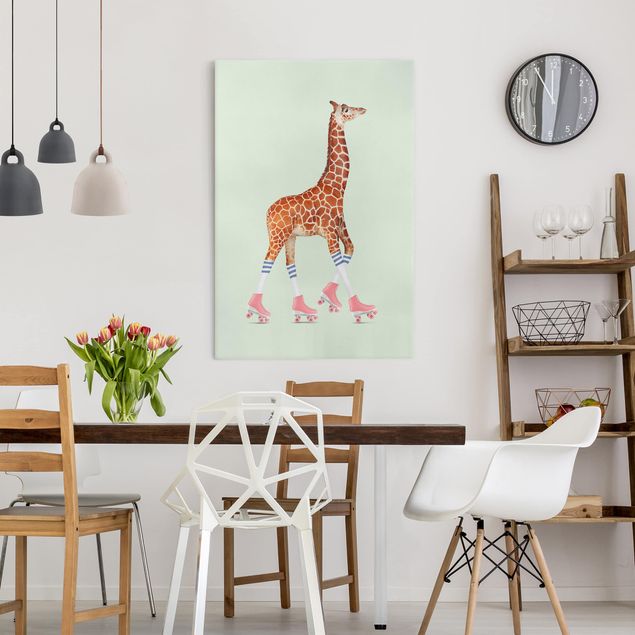 Leinwandbild - Jonas Loose - Giraffe mit Rollschuhen - Hochformat 3:2