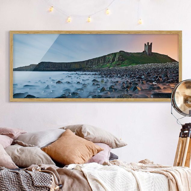 Moderne Bilder mit Rahmen Sonnenaufgang mit Nebel bei Dunstanburgh Castle