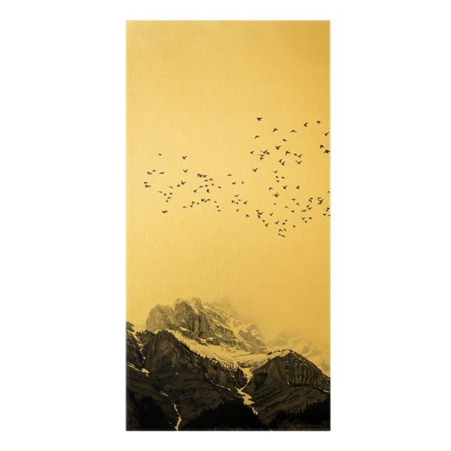 Leinwandbild Gold - Vogelschwarm vor Bergen Schwarz Weiß - Hochformat 1:2