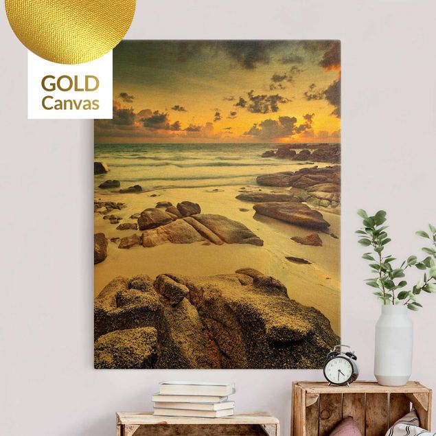 Leinwandbild Gold - Strand Sonnenaufgang in Thailand - Hochformat 3:4