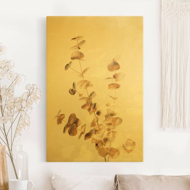 Leinwandbild Gold - Goldene Eukalyptuszweige mit Weiß - Hochformat 2:3