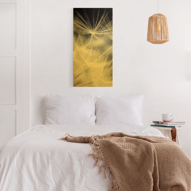 Leinwandbilder Gold Canvas Bewegte Pusteblumen Nahaufnahme auf schwarzem Hintergrund