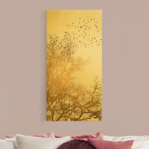 Leinwandbilder Wald Vogelschwarm vor goldenem Baum