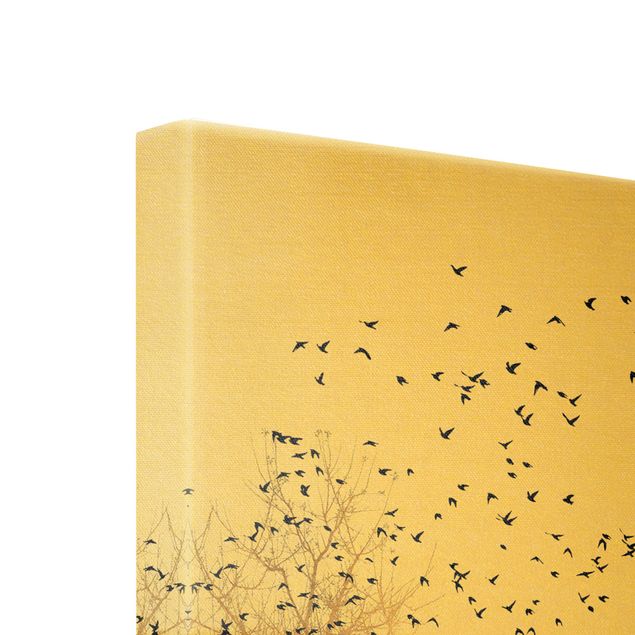 Bilder Vogelschwarm vor goldenem Baum