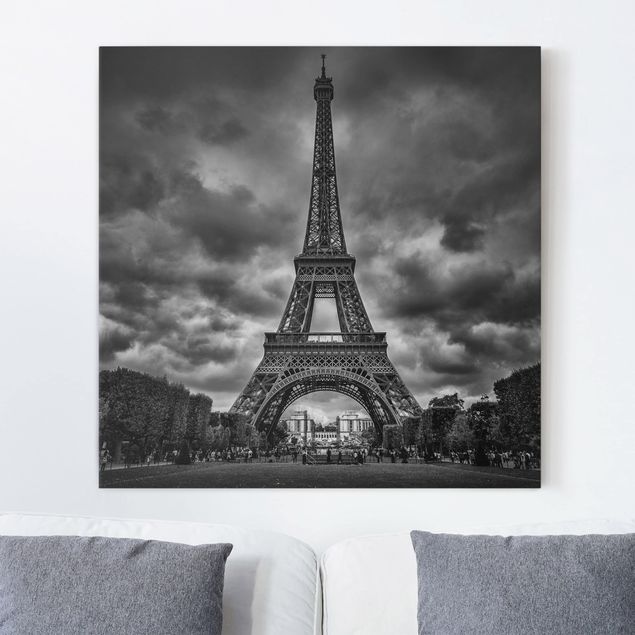 Leinwand Paris Eiffelturm vor Wolken schwarz-weiß