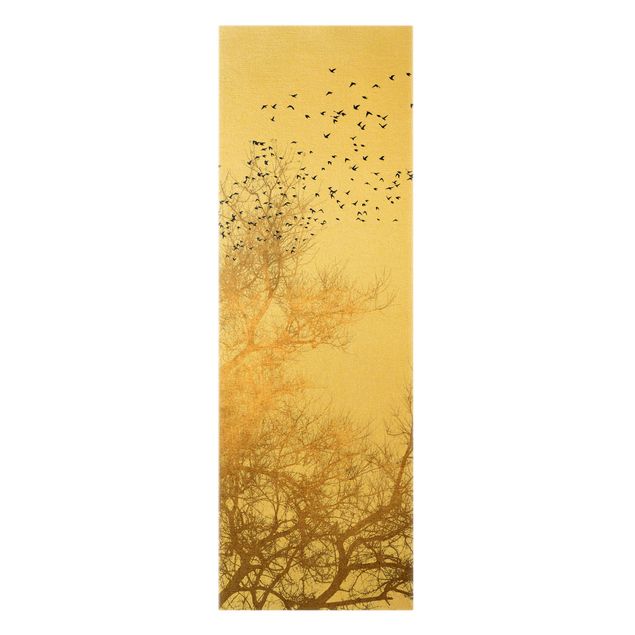 Leinwand Tiere Vogelschwarm vor goldenem Baum