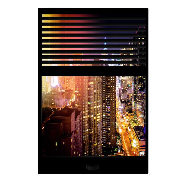 Leinwandbild - Fensterblick Jalousie - Manhattan bei Nacht - Hoch 2:3