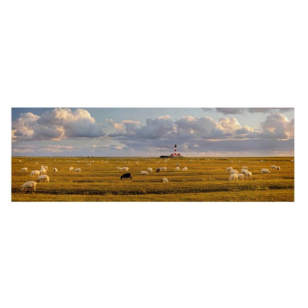 schöne Bilder Nordsee Leuchtturm mit Schafsherde