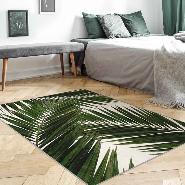 Moderner Teppich Blick durch grüne Palmenblätter
