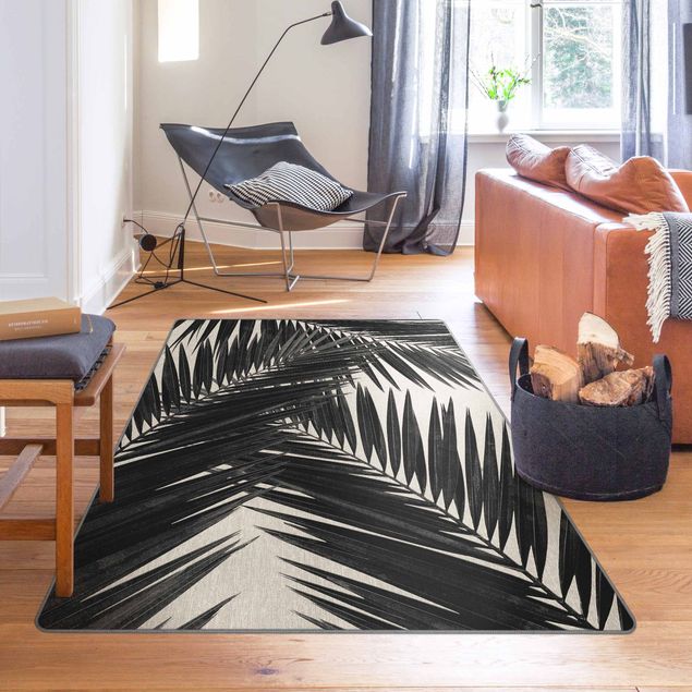 Große Teppiche Blick durch Palmenblätter schwarz weiß