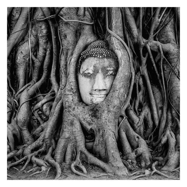 Fototapete selbstklebend Buddha in Ayutthaya von Baumwurzeln gesäumt in Schwarzweiß