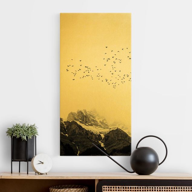 Leinwandbild Gold - Vogelschwarm vor Bergen Schwarz Weiß - Hochformat 1:2