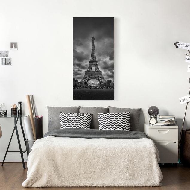 Leinwandbilder Städte Eiffelturm vor Wolken schwarz-weiß