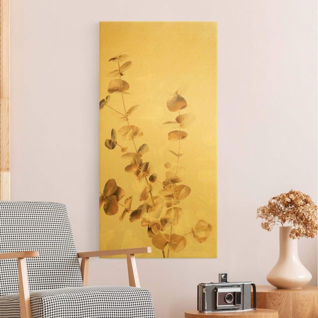 Leinwandbild Gold - Goldene Eukalyptuszweige mit Weiß - Hochformat 1:2