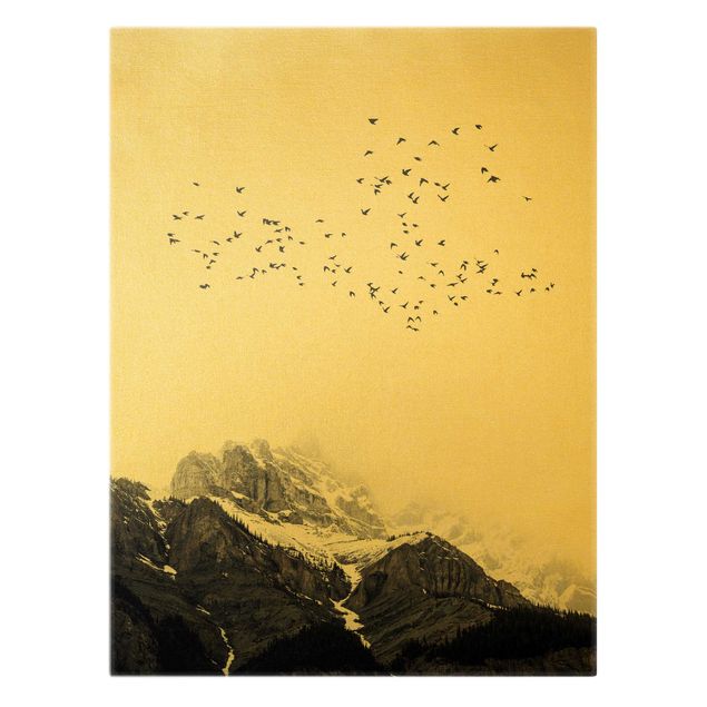 Leinwandbild Gold - Vogelschwarm vor Bergen Schwarz Weiß - Hochformat 3:4