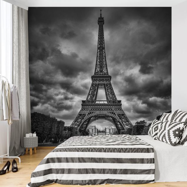 Design Tapeten Eiffelturm vor Wolken schwarz-weiß