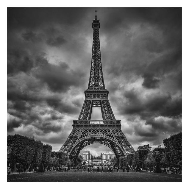 selbstklebende Tapete Eiffelturm vor Wolken schwarz-weiß