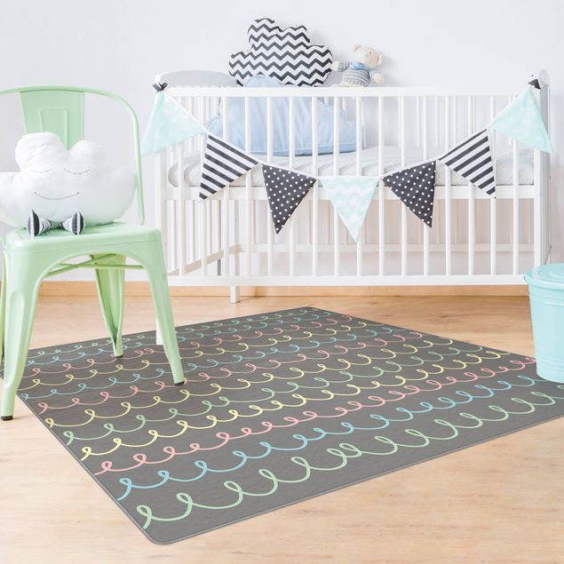 Teppich Kinderzimmer Gezeichnete Pastellfarbene Kringellinien auf Grau