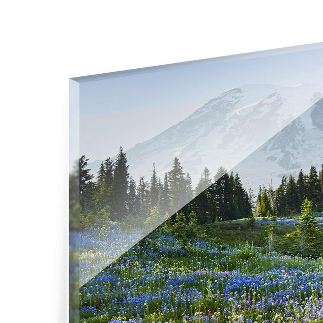 Glasbild - Bergwiese mit Blumen vor Mt. Rainier - Panorama Quer