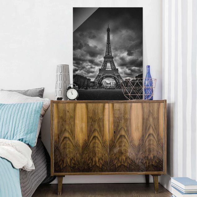 Glasbilder Städte Eiffelturm vor Wolken schwarz-weiß