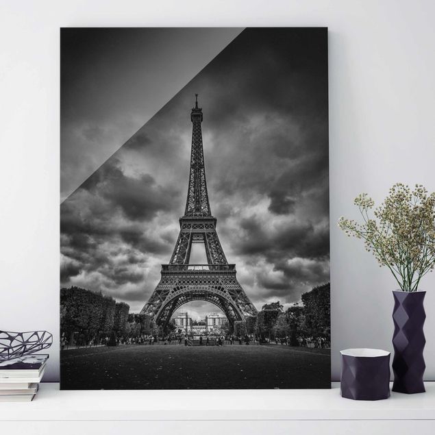 Glas Wandbilder XXL Eiffelturm vor Wolken schwarz-weiß