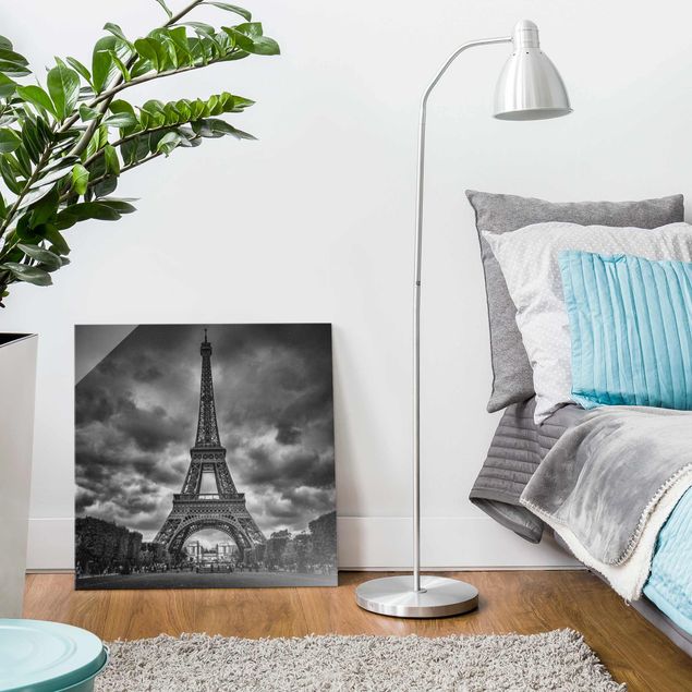 Glasbild schwarz-weiß Eiffelturm vor Wolken schwarz-weiß
