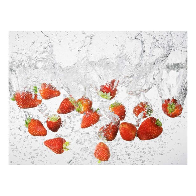 Glasbild - Frische Erdbeeren im Wasser - Quer 4:3