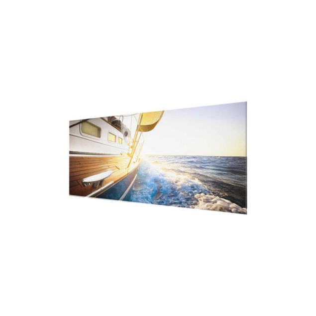Glasbild - Segelboot auf blauem Meer bei Sonnenschein - Panorama Quer