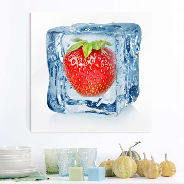 schöne Bilder Erdbeere im Eiswürfel