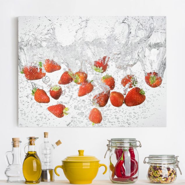schöne Bilder Frische Erdbeeren im Wasser