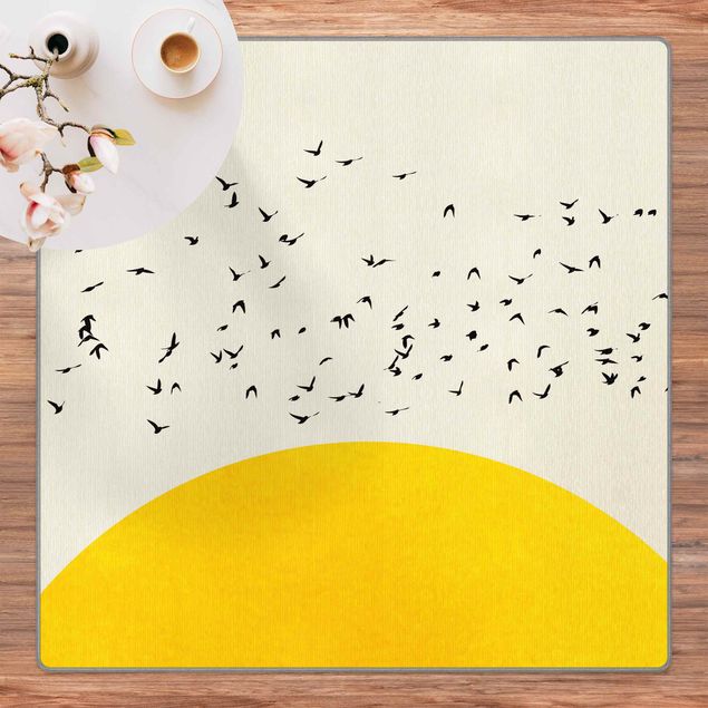 Große Teppiche Vogelschwarm vor gelber Sonne