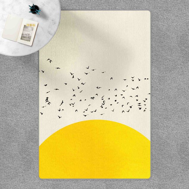 Große Teppiche Vogelschwarm vor gelber Sonne