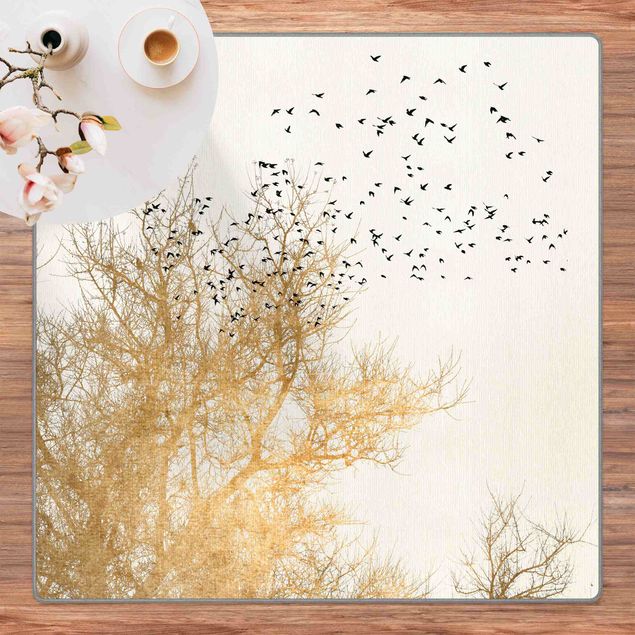 Teppich gold Vogelschwarm vor goldenem Baum