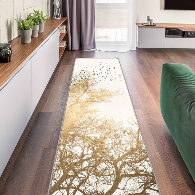 Moderner Teppich Vogelschwarm vor goldenem Baum
