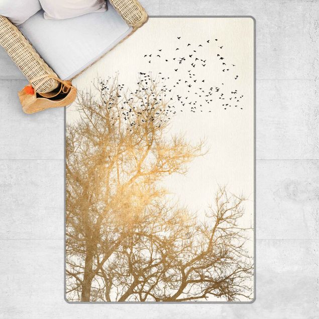 Wald Teppich Vogelschwarm vor goldenem Baum