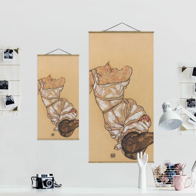 Stoffbild mit Posterleisten - Egon Schiele - Weiblicher Torso in Unterwäsche - Hochformat 1:2