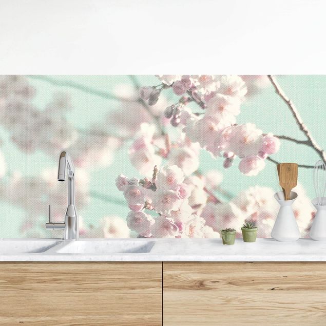 Platte Küchenrückwand Kirschblütentanz auf Leinenstruktur