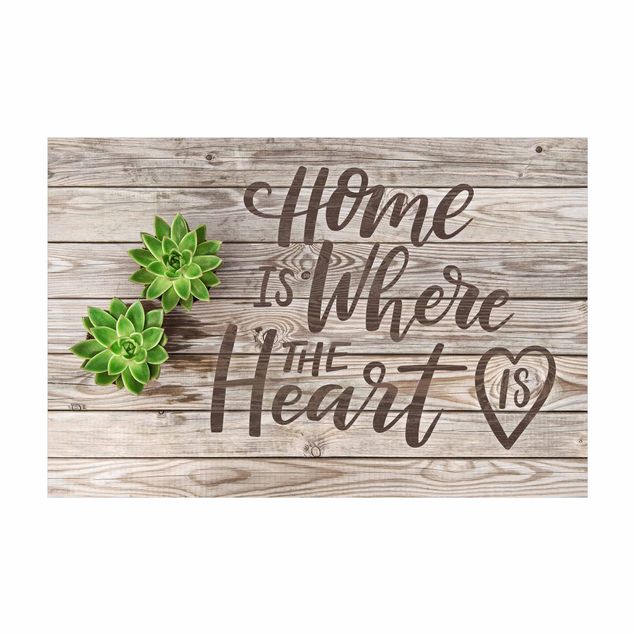 Teppich braun Home is where the Heart is auf Holzplanke