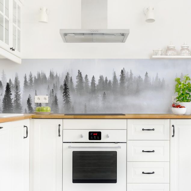 Küchenrückwand selbstklebend Nebel im Tannenwald Schwarz-weiß