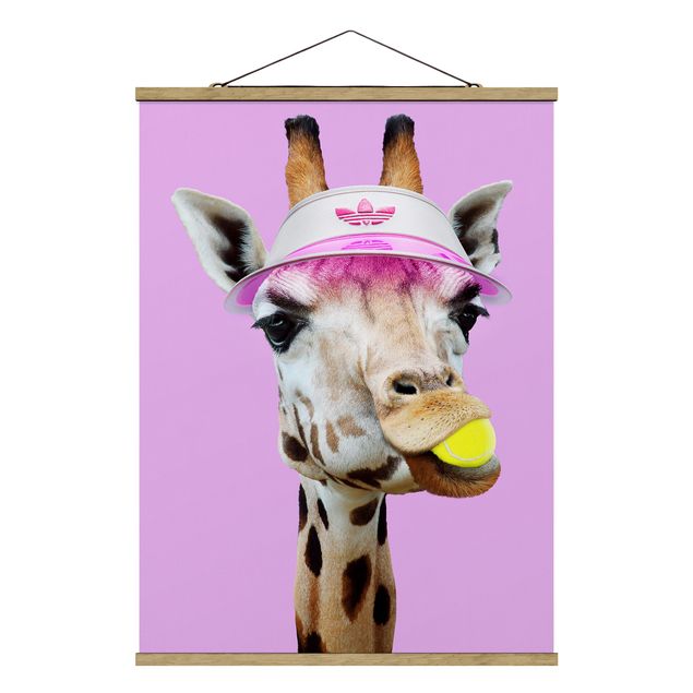 Stoffbild mit Posterleisten - Jonas Loose - Giraffe beim Tennis - Hochformat 3:4