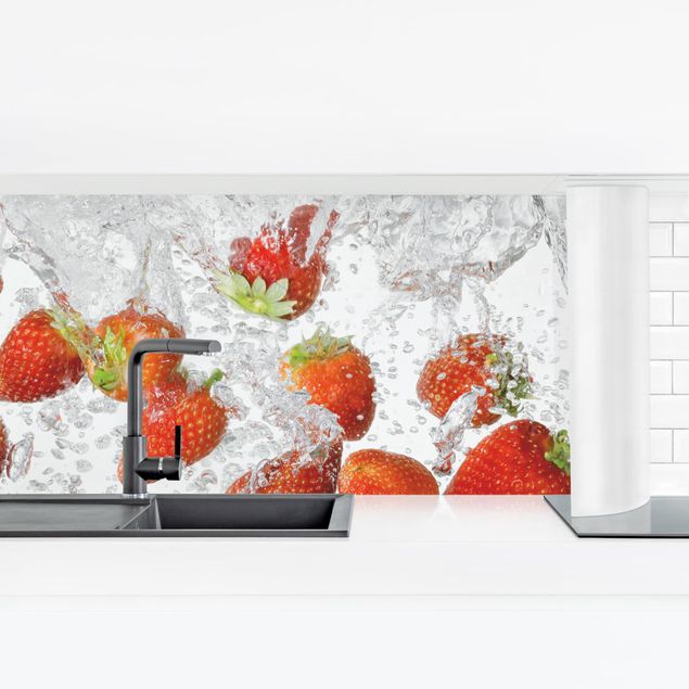 Küchenrückwand selbstklebend Frische Erdbeeren im Wasser