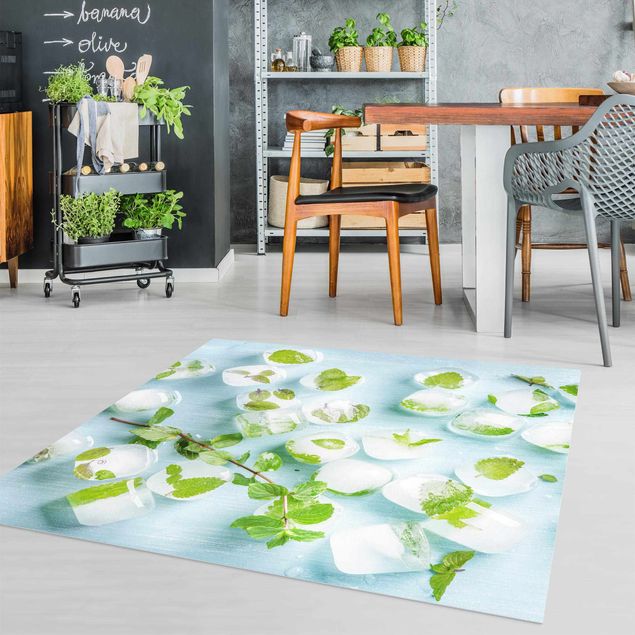 Moderner Teppich Eiswürfel mit Minzblättern