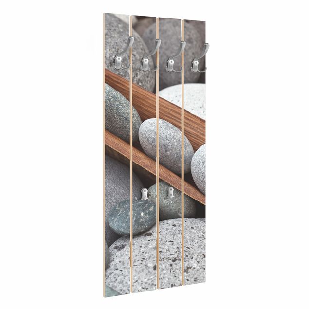 Wandgarderobe Holz - Stillleben mit grauen Steinen - Haken chrom Hochformat