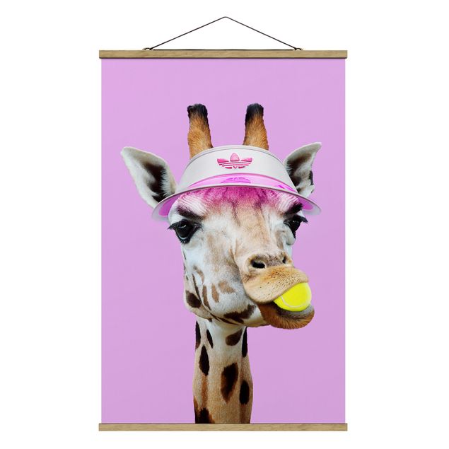 Stoffbild mit Posterleisten - Jonas Loose - Giraffe beim Tennis - Hochformat 2:3