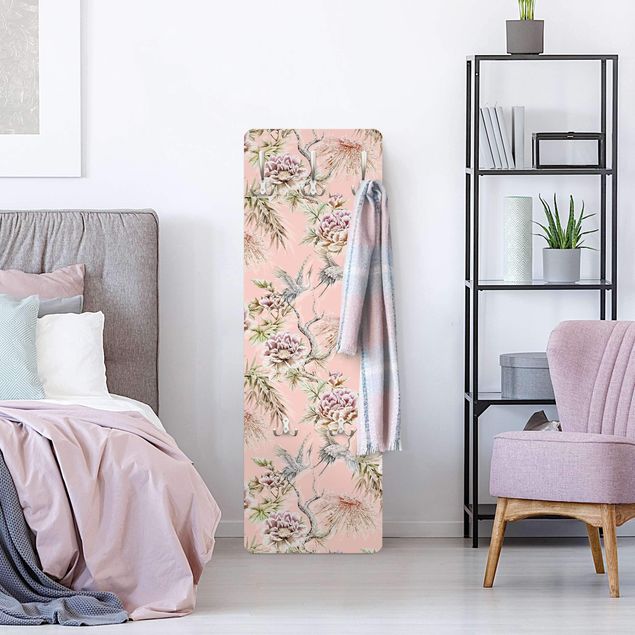 Garderobe mit Motiv Aquarell Vögel mit großen Blüten vor Rosa