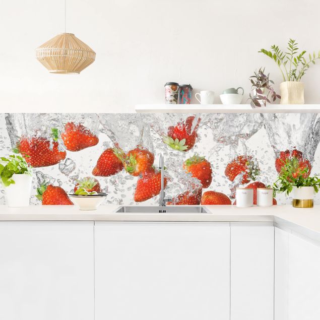 Wandpaneele Küche Frische Erdbeeren im Wasser