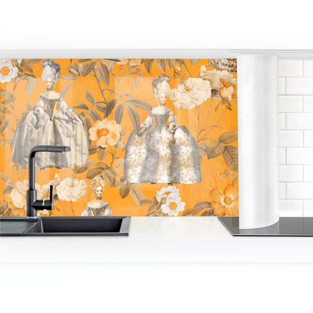 Küchenrückwand selbstklebend Pompöse Kleider im Garten auf Orange