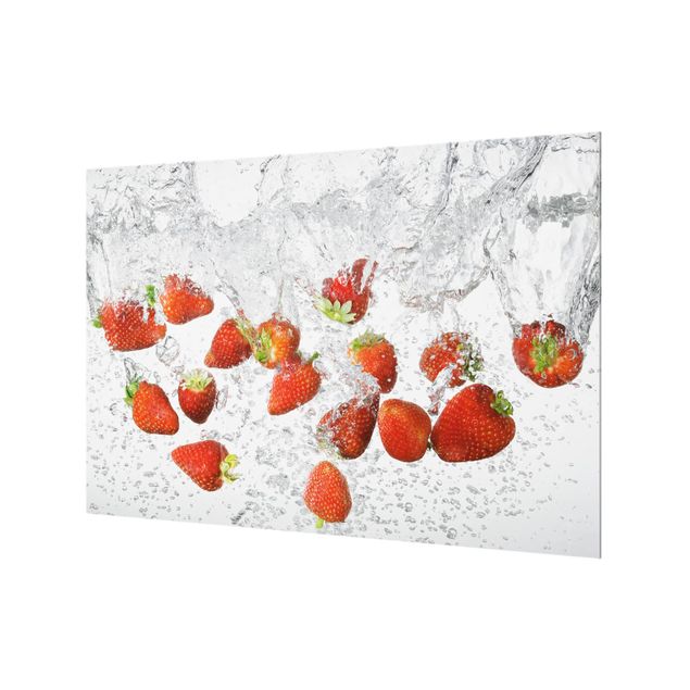 Spritzschutz Glas - Frische Erdbeeren im Wasser - Querformat - 3:2