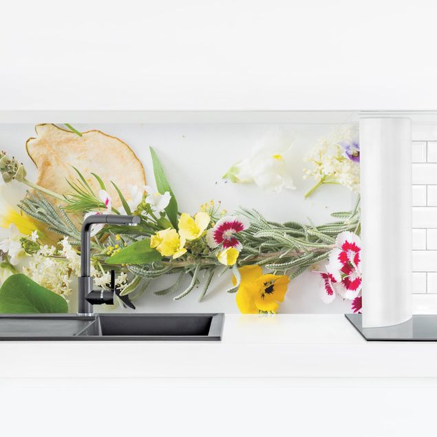 Küchenrückwand selbstklebend Frische Kräuter mit Essblüten