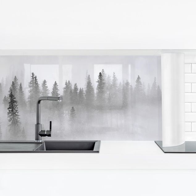 Wandpaneele Küche Nebel im Tannenwald Schwarz-weiß